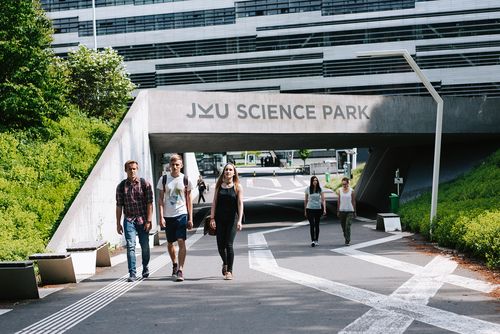 gehende Studierende vor Science Park Unterführung 