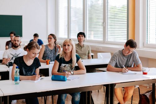 Medizin Studierende der JKU im Unterricht