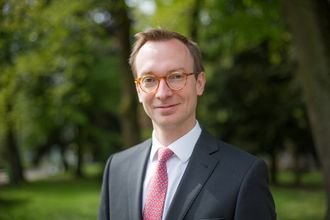 Portraitfoto von Assoz. Univ.-Prof. Dr. Sebastian Bergmann, LL.M. MBA