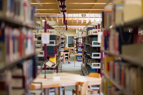 Bücherregale in der Universitätsbibliothek