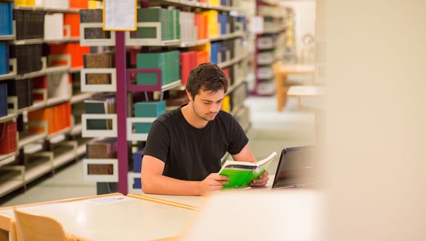 Studierender beim Lernen in der Bibliothek