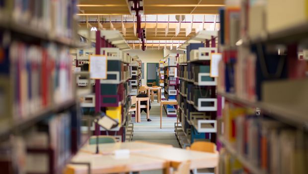 Bücherregale in der Universitätsbibliothek