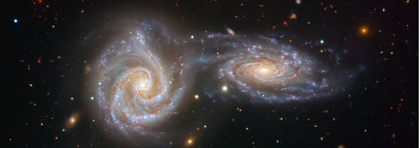 Auf diesem Bild sieht man die zwei Spiralgalaxien NGC 5426 und NGC 5427, die so wirken, als wären sie in einem faszinierenden wirbelnden Tanz miteinander. Das dabei entstehende astronomische Objekt hat den Namen Arp 271. In Millionen von Jahren werden beide dann zu einem einzigen Objekt verschmelzen.