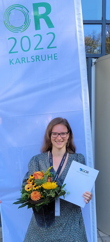Elisabeth Gaar mit einem Blumenstrauß auf der OR 2022