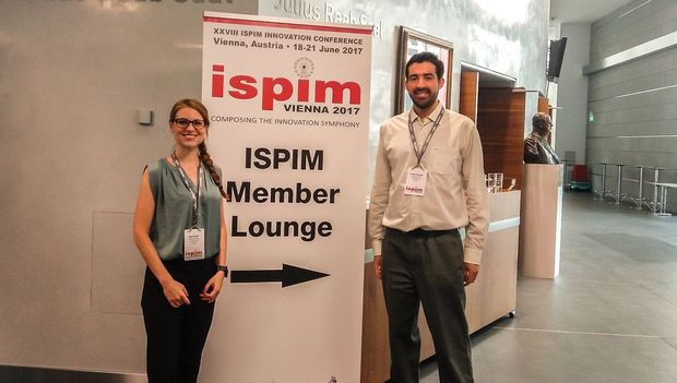 Julia Schmitt und Andres Alcayaga bei der ISPIM Innovation Conference