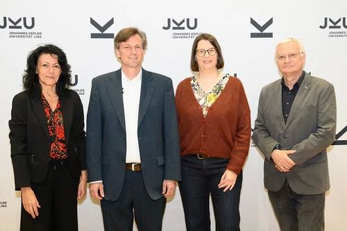 Gruppenfoto Vizerektorin Bonanni, Professor Schneider, Professorin Blank und Dekan Schlacher