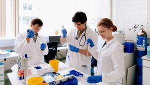 Medizin Studierende der JKU beim Forschen im Labor.