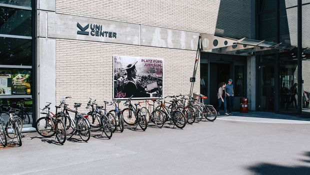 Fahrradständer vor dem Uni-Center