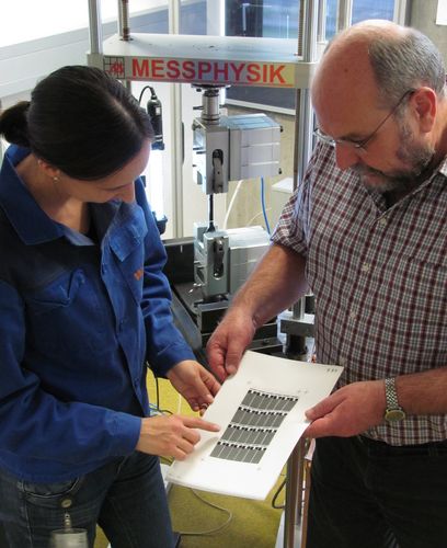 Ing. Melanie Steiner und Projektleiter Dr. Uwe Müller (beide Kompetenzzentrum Holz) betrachten die ersten gedruckten Sensoren des Projekts