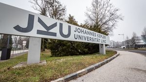 JKU Logo am Campus
