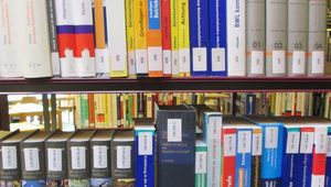 Bücher der Betriebswirtschaftslehre in einem Regal der Bibliothek der JKU