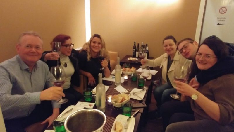[Translate to Englisch:] Exklusive Wein- und Käseverkostung - Gruppenfoto