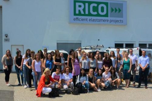 Foto vor dem RICO Gebäude mit einer Schülerinnen Gruppe
