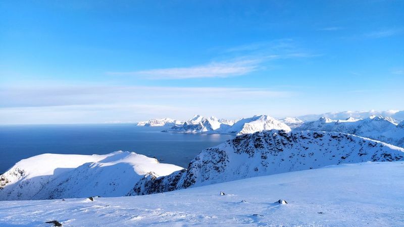 Verschneite Berge direkt am Meer (Lofoten, Norwegen)