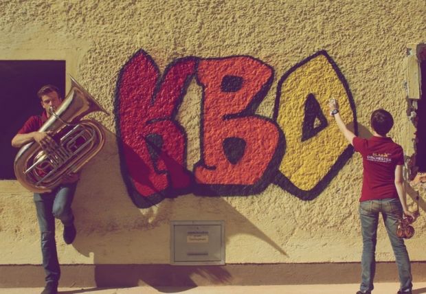"KBO" als Graffiti auf einer Hauswand.