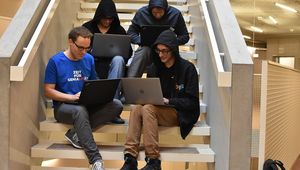 Teilnehmer am HackerInnen-Wettbewerb: von links nach rechts: oben: Markus Vogl, Tobias Höller; unten: Mario Kahlhofer, Thomas Pointhuber