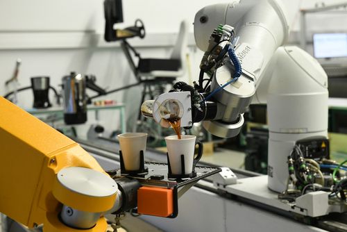 Im Science Park 1 schenkt Roboterarm einem anderem Roboterarm Kaffee ein
