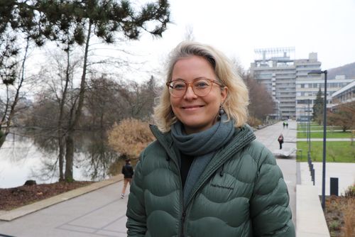 Stefanie Schauer in front of the JKU buildings