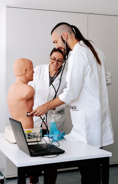 Medizin Studierende der JKU im Clinical Skills Lab.