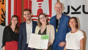 Das LIT Sustainable Transformation Management Lab bei der Verleihung des JKU Young Researcher Awards an PhD Kandidatin Laura Thäter
