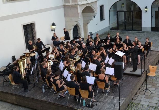 Das Kepler Blasorchester spielt im Burggarten Wels