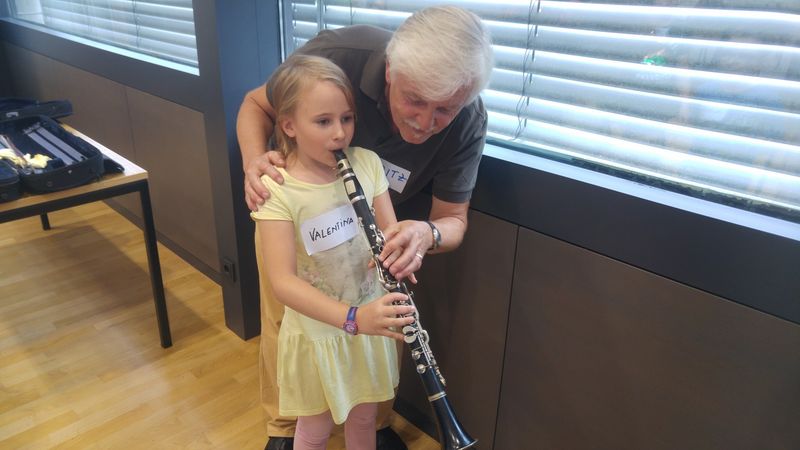 Fritz zeigt einer kleinen Musikinteressentin die Klarinette