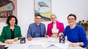 F.l: Univ.Prof. Dr. Alberta Bonanni (JKU Vice-Rector for Research and International Affairs), DI Dr. Thomas Buchegger (SAL Linz – site manager), Mag. Dr. Christina Hirschl (managing director SAL), and Mag. Christiane Tusek (JKU Vice-Rector for Finance and Entrepreneurship) signing the contract; photo credit: JKU