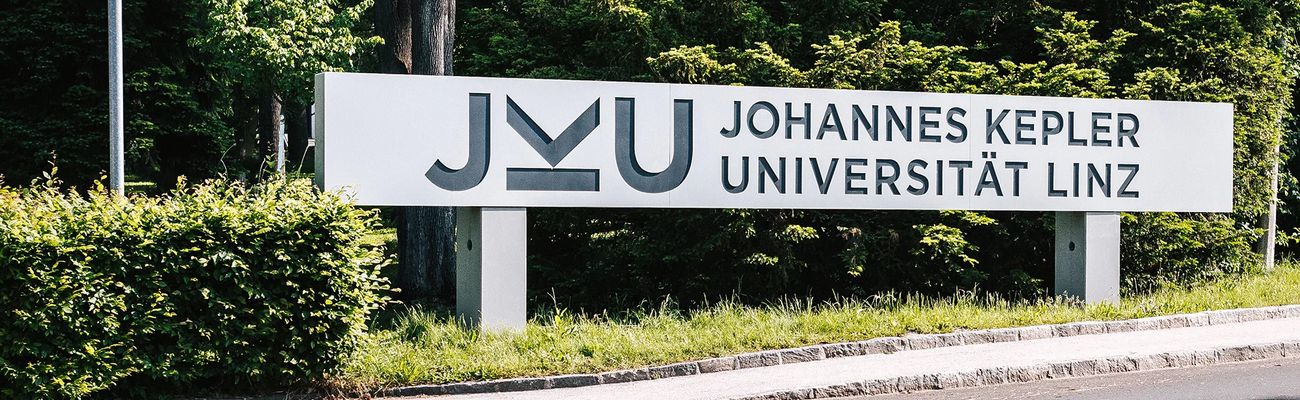 Schild an Campuseinfahrt mit JKU Logo