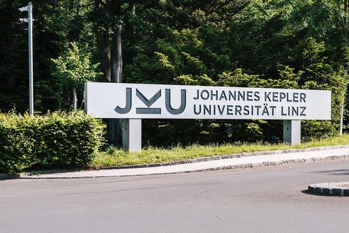 Schild an Campuseinfahrt mit JKU Logo