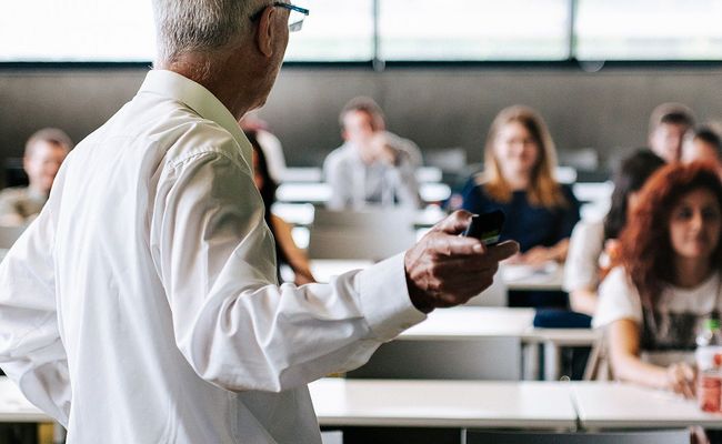 Vortragender und Studierende im Hörsaal