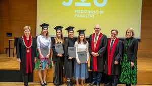 F.l.: Drda, Graduates, Lamprecht, Gruber, Haberlander; photo credit: JKU
