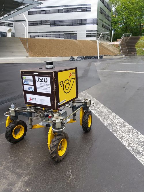 [Translate to Englisch:] Last Mile Delivery Robot 