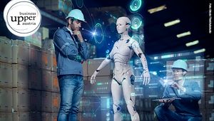 zwei Männer arbeiten mit einem Roboter im Lager