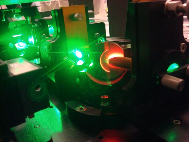 Mithilfe von Laser werden Materialien analysiert Credit: JKU
