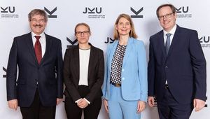 von links: Dekan Helmut Pernsteiner; Professorin Gudrun Sproesser; Professorin Elisabeth Berger; Vizerektor Stefan Koch; Credit: JKU