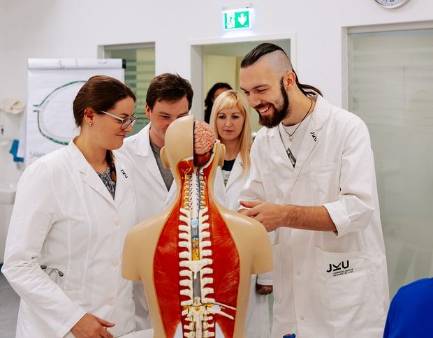 medizinische sudenen versammelt um ein model des menschlichen koerpers