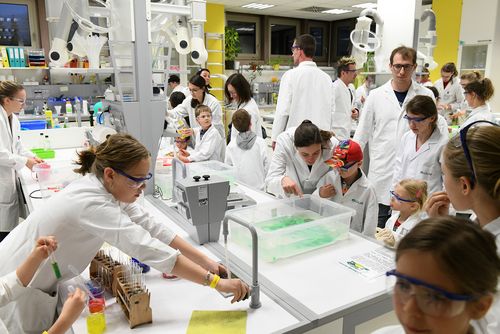 große Menge an Kindern experimentiert im Open Lab