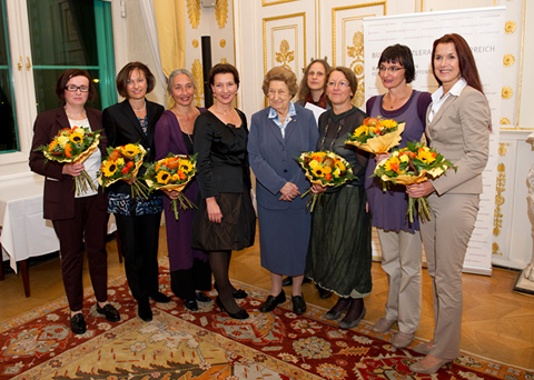Bundesministerin Gabriele Heinisch-Hosek mit allen Preisträgerinnen (© HBF/Harald Minich)