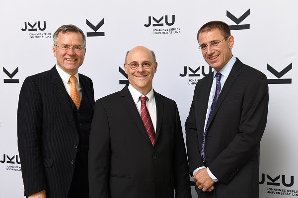 ikel teilen      von links: Jürgen Rassi, William J. Barbaresi, Gerhard Eschelbeck; Credit: JKU