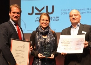 Julia Schmitt (Mitte) bei der Preisverleihung. 