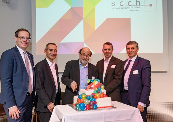 von links: Vizerektor Stefan Koch, Andreas Wildberger (FFG), A Min Toja (SCCH), Markus Manz (SCCH), Wilfried Enzenhofer (UAR) beim Anschneiden der Geburtstagstorte.
