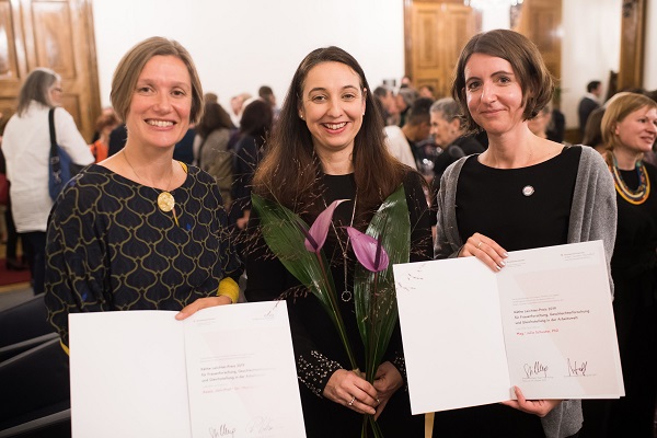 Martina Gugglberger (links), Bundesministerin Ines Stilling und Julia Schuster (rechts) bei der Preisverleihung.