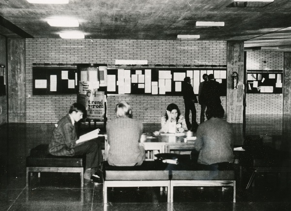 Studierende vor dem Hörsaal 1, irgendwann in den 1970ern. Credit: Dorninger