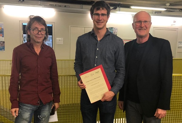 Alexander Buchberger, MSc., the first EMOS certified graduate in the JKU Master’s degree program “Statistics” (middle), with his supervisor Helmut Waldl (left) and the EMOS representative at the Institute of Applied Statistics, Andreas Quatember (right).