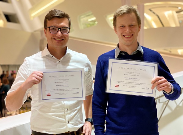 von links: Michael Brottrager und Lorenz Benedikt Firscher erhielt den Young Economist Award.
