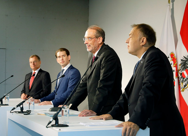 von links:  Landeshauptmann Thomas Stelzer, Bundeskanzler Sebastian Kurz, Bundesminister Heinz Faßmann, Rektor Meinhard Lukas. Credit: BKA/Dragan Tatic