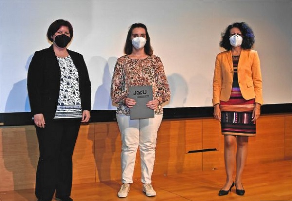 From left: Mirjam Strecker (head of Gender & Diversity Management), scholarship recipient Deena Awny, Vice-Rector Alberta Bonanni; Photo credit: Paul Hamm