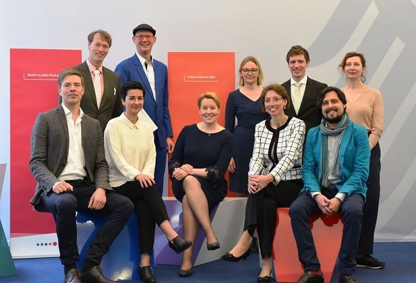 Franziska Giffey with Thomas Gegenhuber (third from right, in the back wearing the cap) and the rest of the commission for the Third Equality Report. Photo credit: BMFSFJ
