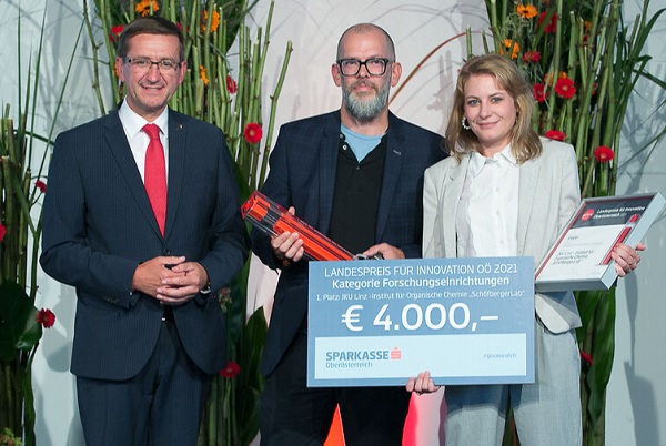 von links: Landesrat Achleitner, Wolfgang Schöfberger und Krone-Redakteurin Alexandra Halouska bei der Preisverleihung