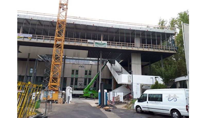 Baustelle Learning Center im August 2019, Errichtung der Außentreppe